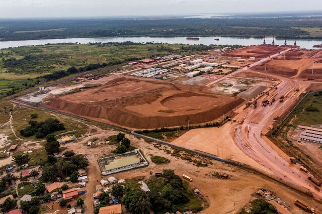 The same companies that won the right to mine Simandou operate this bauxite facility in Boké. Environmental groups say they fear the consortium will follow the same model of building first and promising to clean up later.