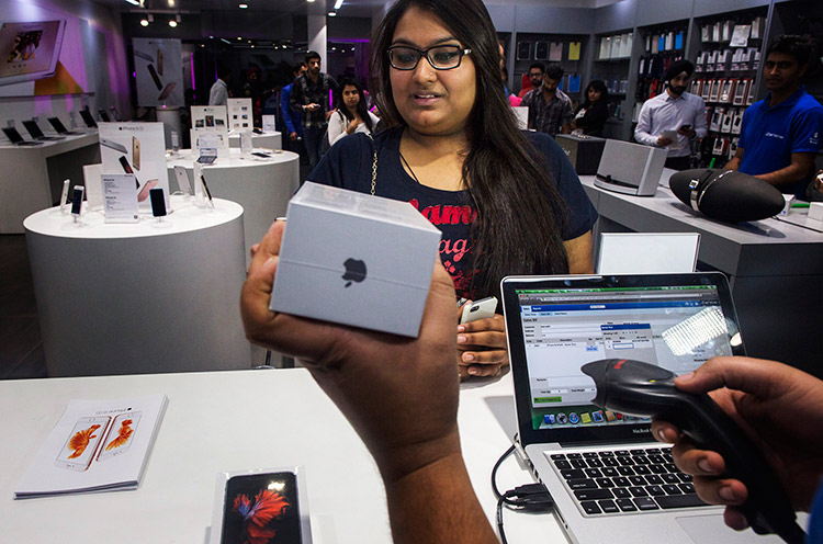 Apple Said to Hit Setback in  Push to Open Stores in India - Bloomberg