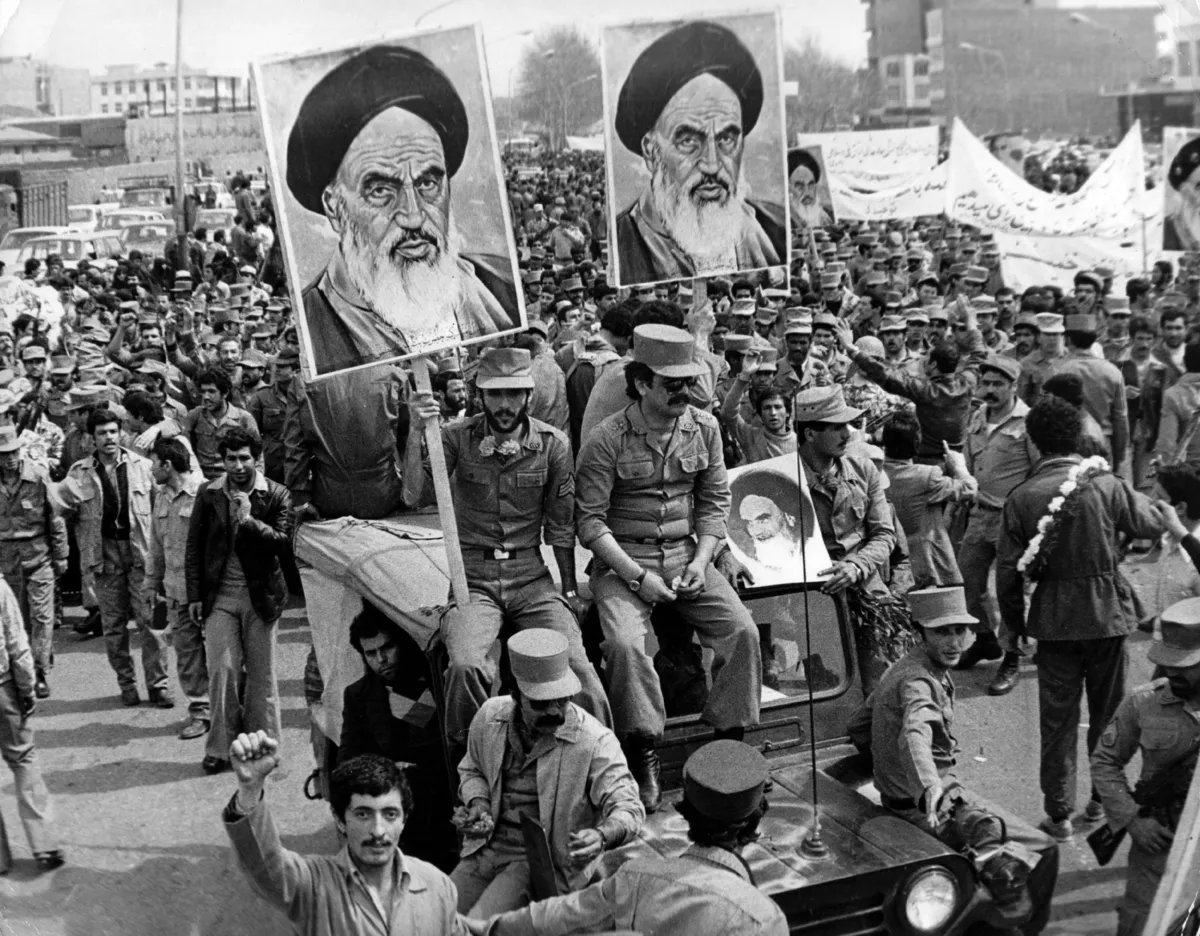 ارتش جمهوری اسلامی ایران در کنار مردم در جریان انقلاب ۱۳۵۷ ایران، با حمل پوسترهایی از آیت‌الله خمینی در سال ۱۳۵۷.