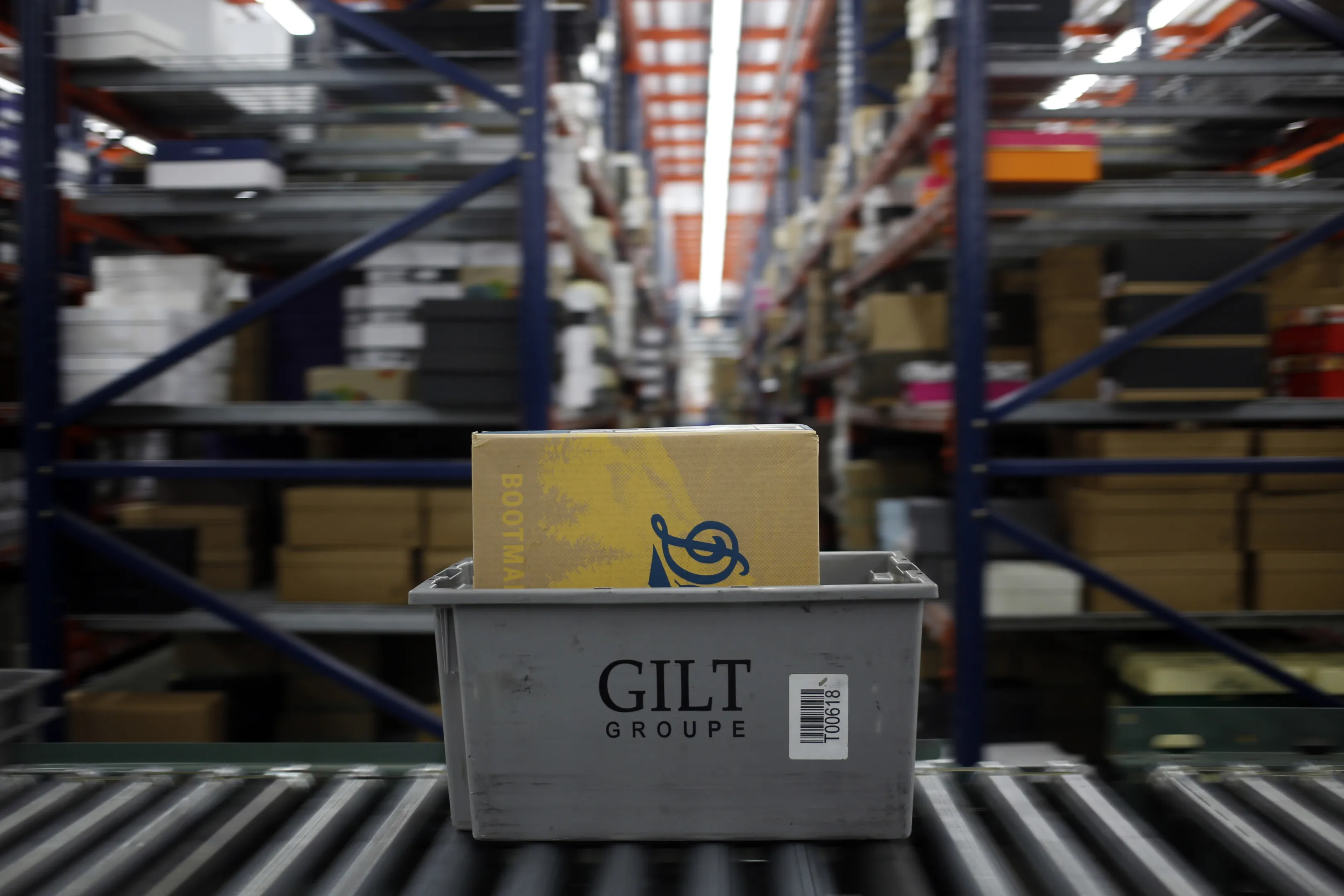 A bucket transports footwear down a conveyor belt at the Gilt Groupe Inc. distribution center in Shepherdsville, Kentucky, in&nbsp;2014.&nbsp;