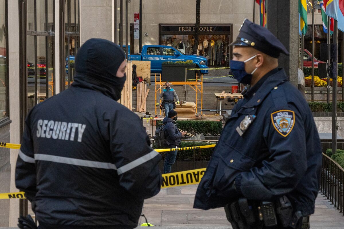 New York City Businesses Hire Off-Duty Police Officers to Blunt Crime  Increase - Bloomberg