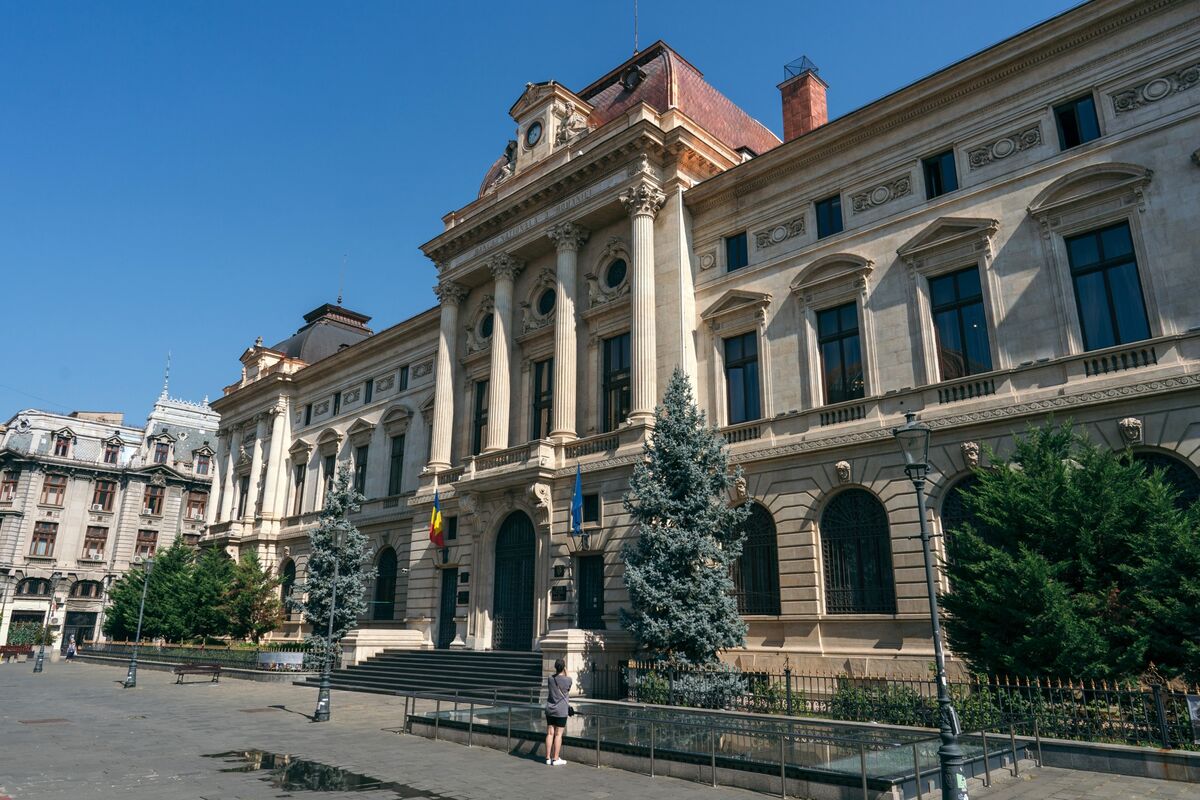 Romania to Keep Rates at EU’s Highest Level on Political Woes