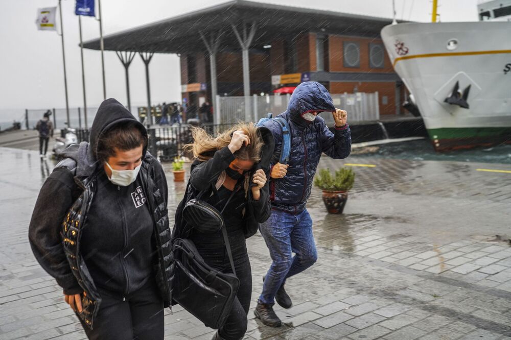 Istanbul Storm Leaves 4 Dead, Several Hurt After Powerful Winds - Bloomberg