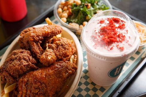 At his popup at Harlem Shake on Saturday, López-Alt served fried chicken and fried chicken sandwiches.