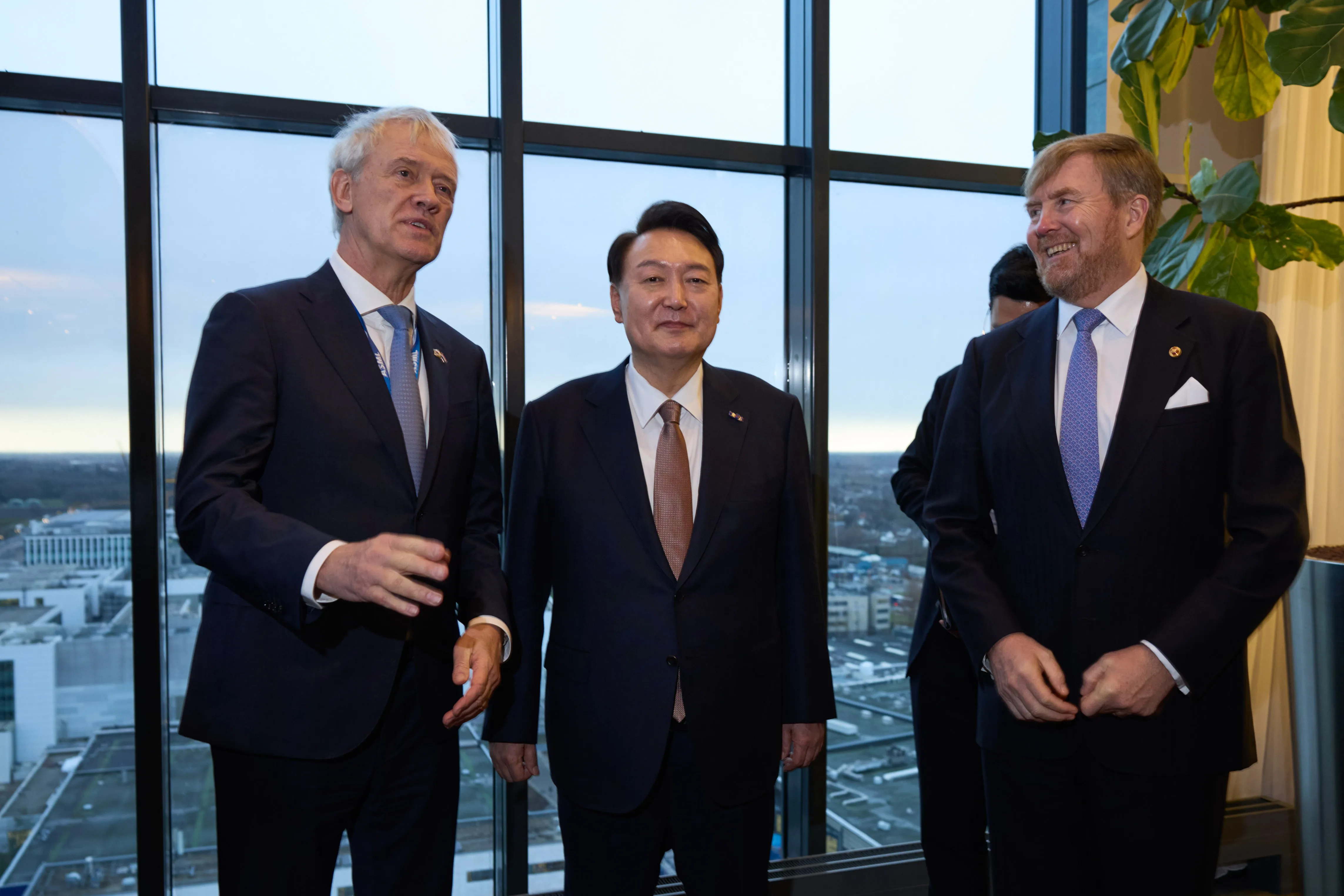 Yoon Suk Yeol, center, with Dutch King Willem-Alexander, right, and ASML CEO Peter Wennink during a visit to the ASML headquarters in Eindhoven, Netherlands, on Dec. 12.