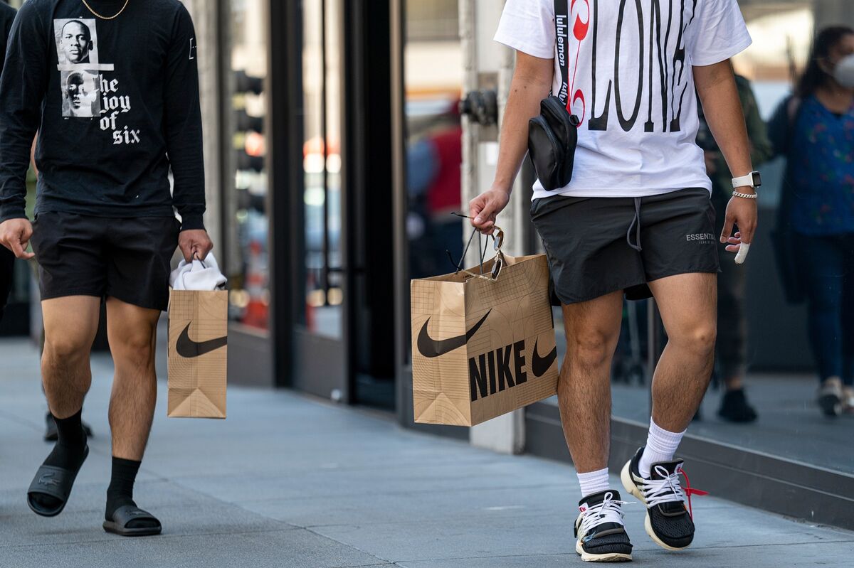 Nike Forecast Sends Shares on Their Biggest Rally Since 1987 - Bloomberg