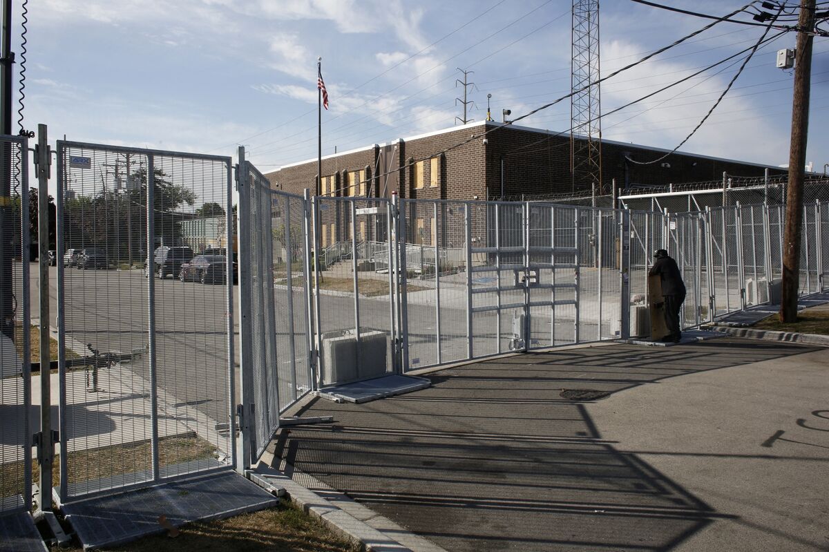 ICE Wants to Buy More Buildings in Chicago as Crackdown Expands