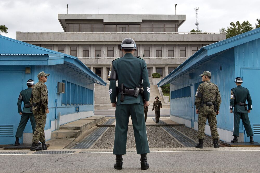 Il Confine demilitarizzato tra Nord e Sud Corea. Soldati sud coreani che fanno guardia a Panmunjom. Un destino simile per tanti ragazzi come Son Heung-Min. Foto: Jacquelyn Martin/AFP via Getty Images.