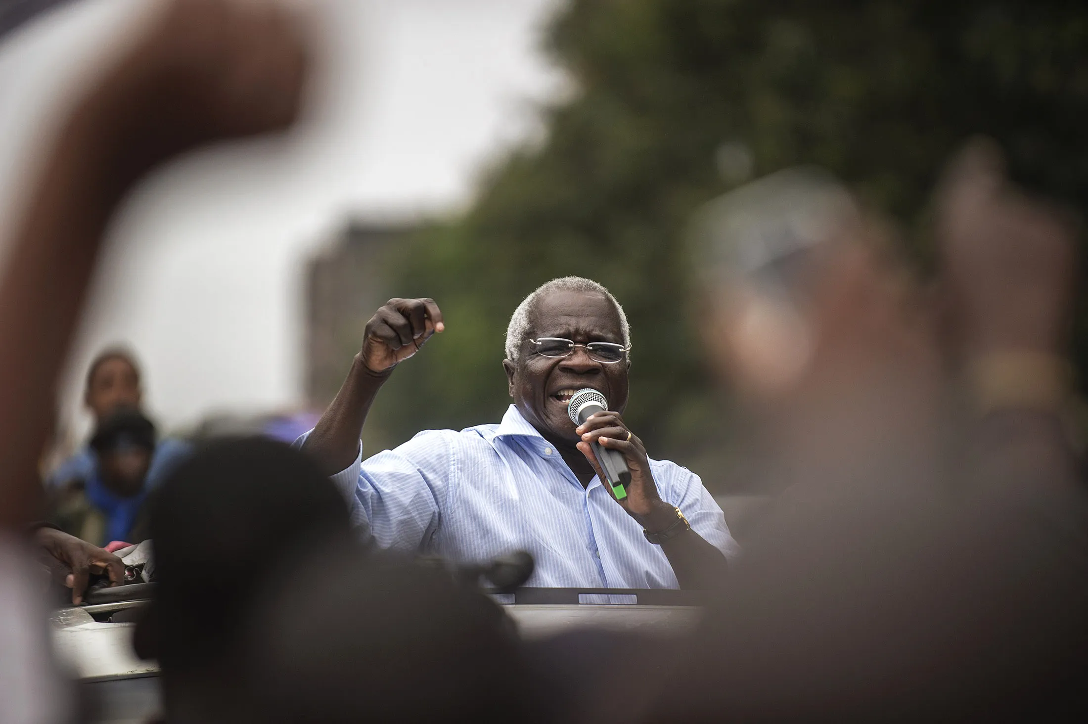 Afonso Dhlakama&nbsp;addresses a crowd of supporters during a&nbsp;rally in Maputo, Mozambique on Oct.&nbsp;11, 2014.