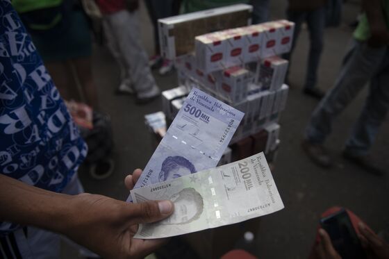 Cigarette Vendors Are Currency Traders in Disguise in Caracas
