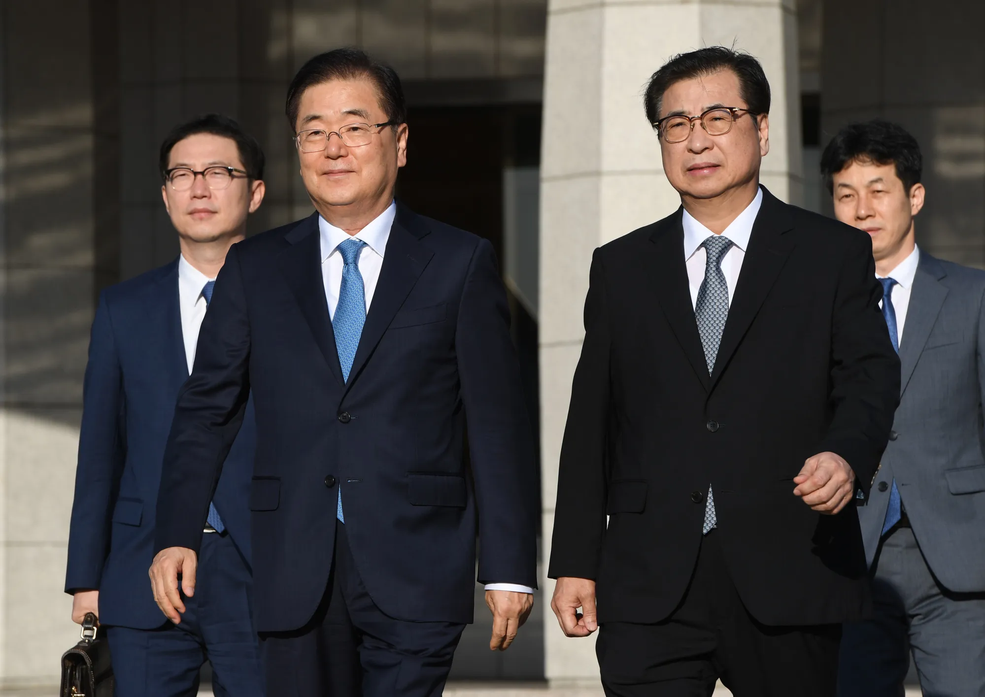 Chung Eui-yong, front left, and Suh Hoon leave for Pyongyang on Sept. 5.