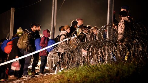 Migrants arriving from Tovarnik cross the border to Hungary before Hungarian police and soldiers closed the border with barbed wire .