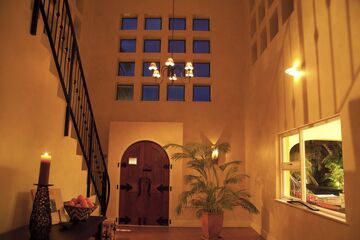 La casa tiene una puerta de entrada de doble altura.