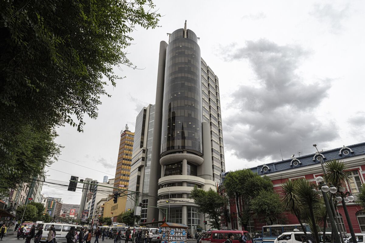 Bolivia nears IMF deal, eyes end to 15-year dollar peg