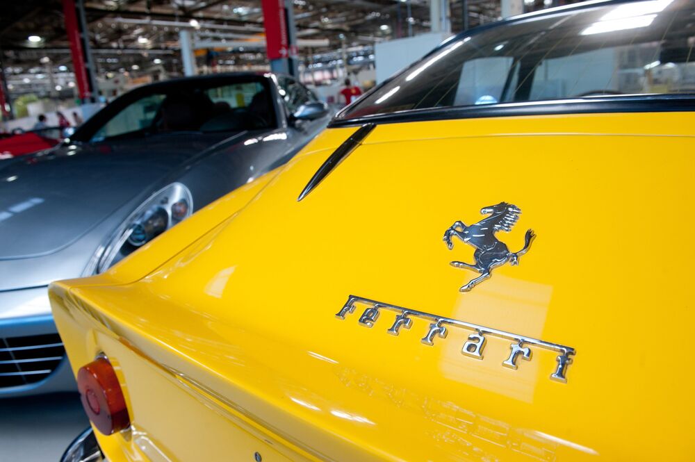 Un logo della Ferrari SpA è esposto sul bagagliaio di un'automobile presso uno stabilimento di Maranello, in Italia.