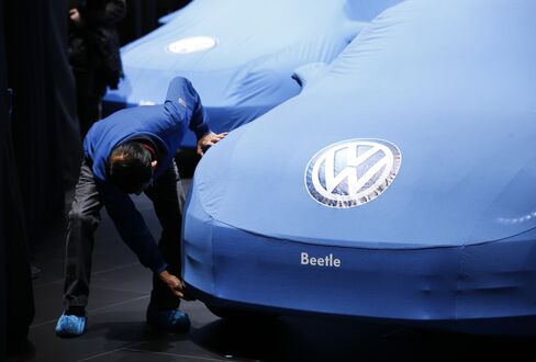 VW Shares Valued at $1.21 Billion Put on Sale by Deutsche Bank