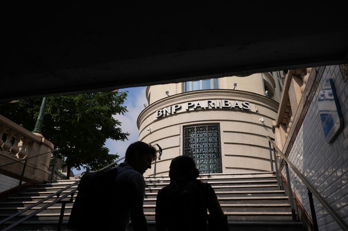 BNP Slumps Most Since April on France Downgrade, Court Ruling