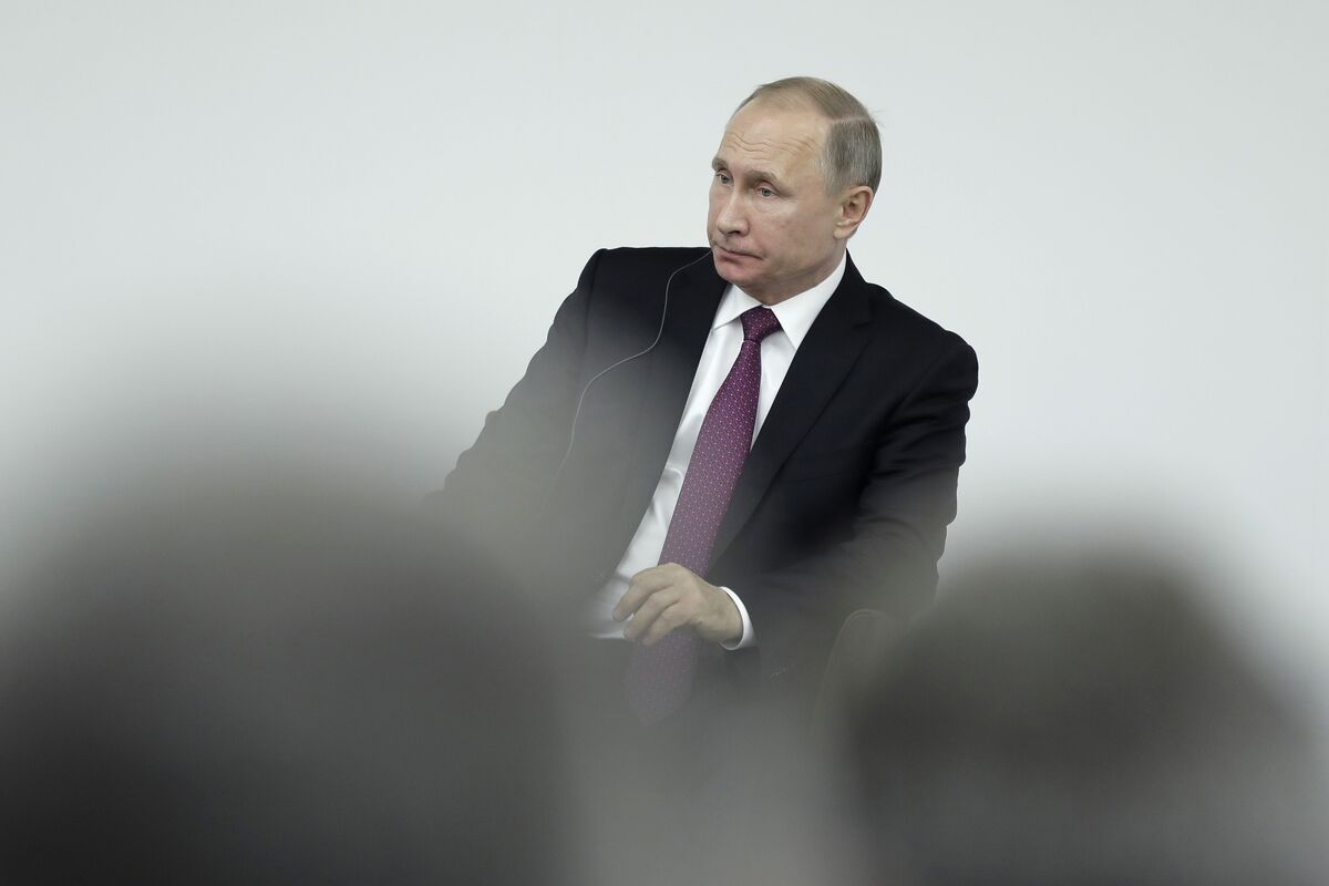 Putin Backs Cryptocurrency Rules and Warns of ‘Serious Risks’