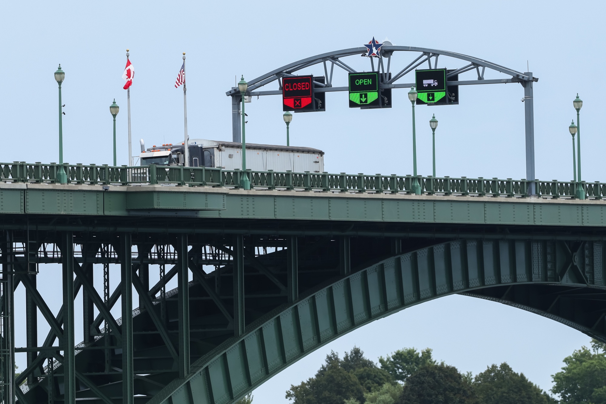 A tractor trailer crosses the Peace Bridge at the Canada-United States border in Fort Erie, Ontario, Canada, on Thursday, Aug. 20, 2026. The Trump administration is poised to reduce tariffs on automobiles imported from Canada to 15% from 25% as part of a broader deal that would see the US neighbor drop retaliatory trade measures, according to people familiar with the matter.
