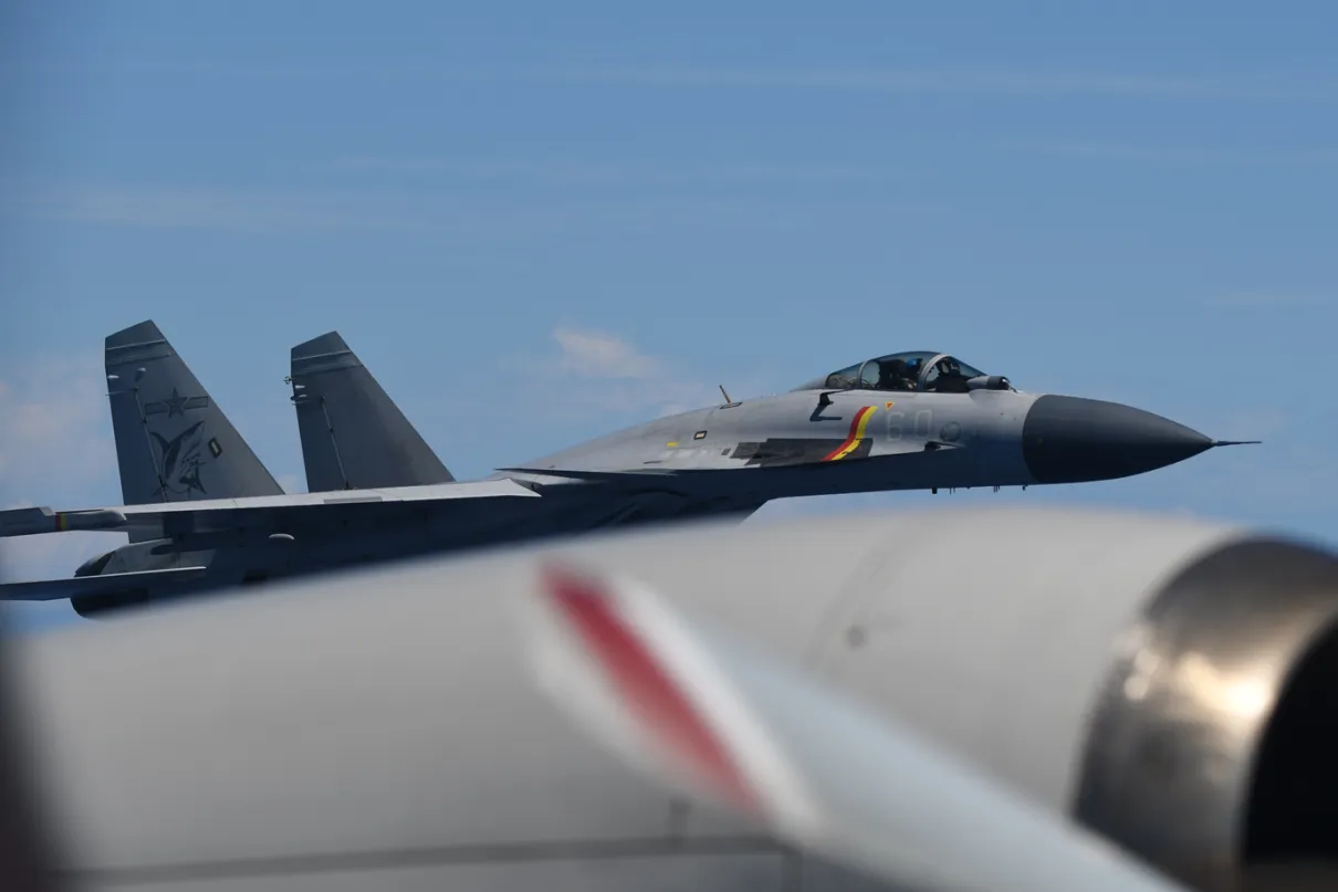 人気定番の Complains Japan After Plane Patrol Buzzes Jet Fighter China その他