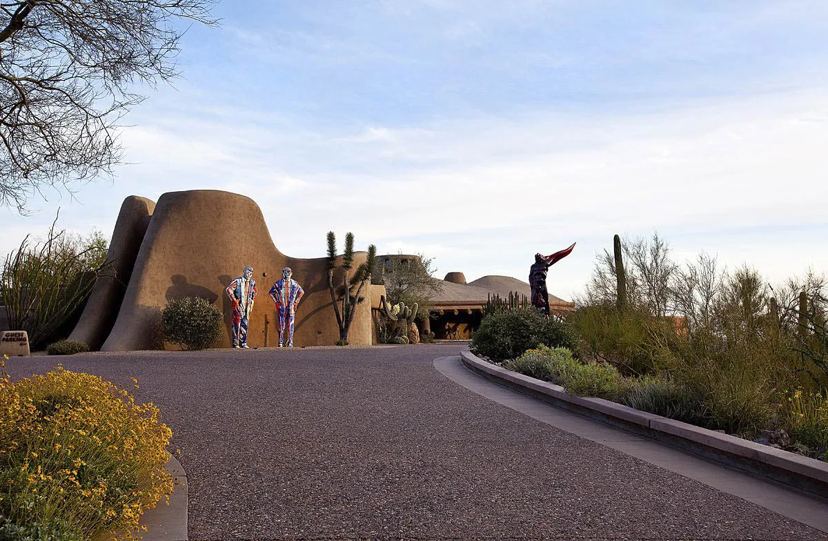 1485532833_art-collectors-home-arizona-bloomberg-lede