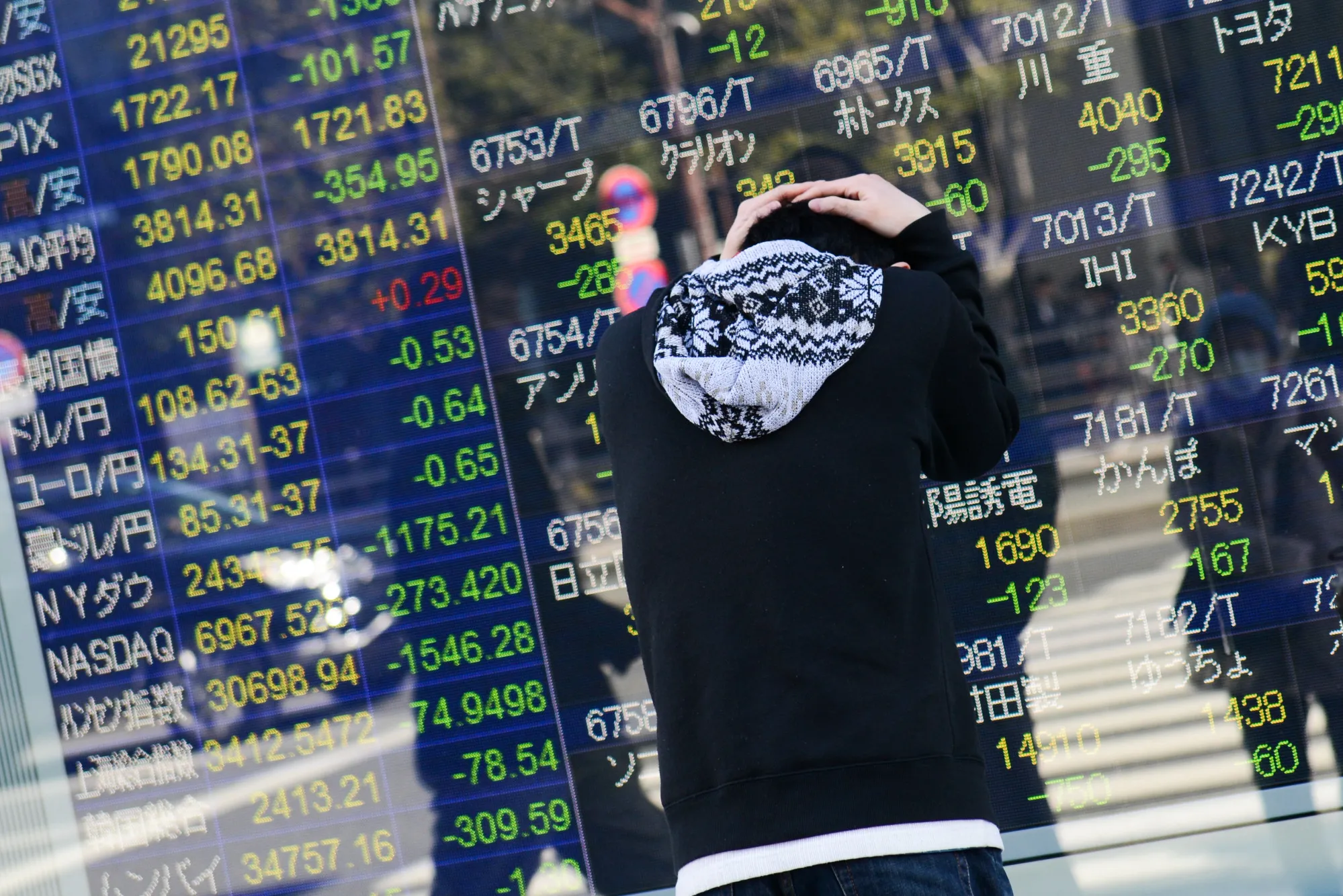 日本株は大幅反落しことし安値、米国の金利高・株安警戒－全業種売り - Bloomberg