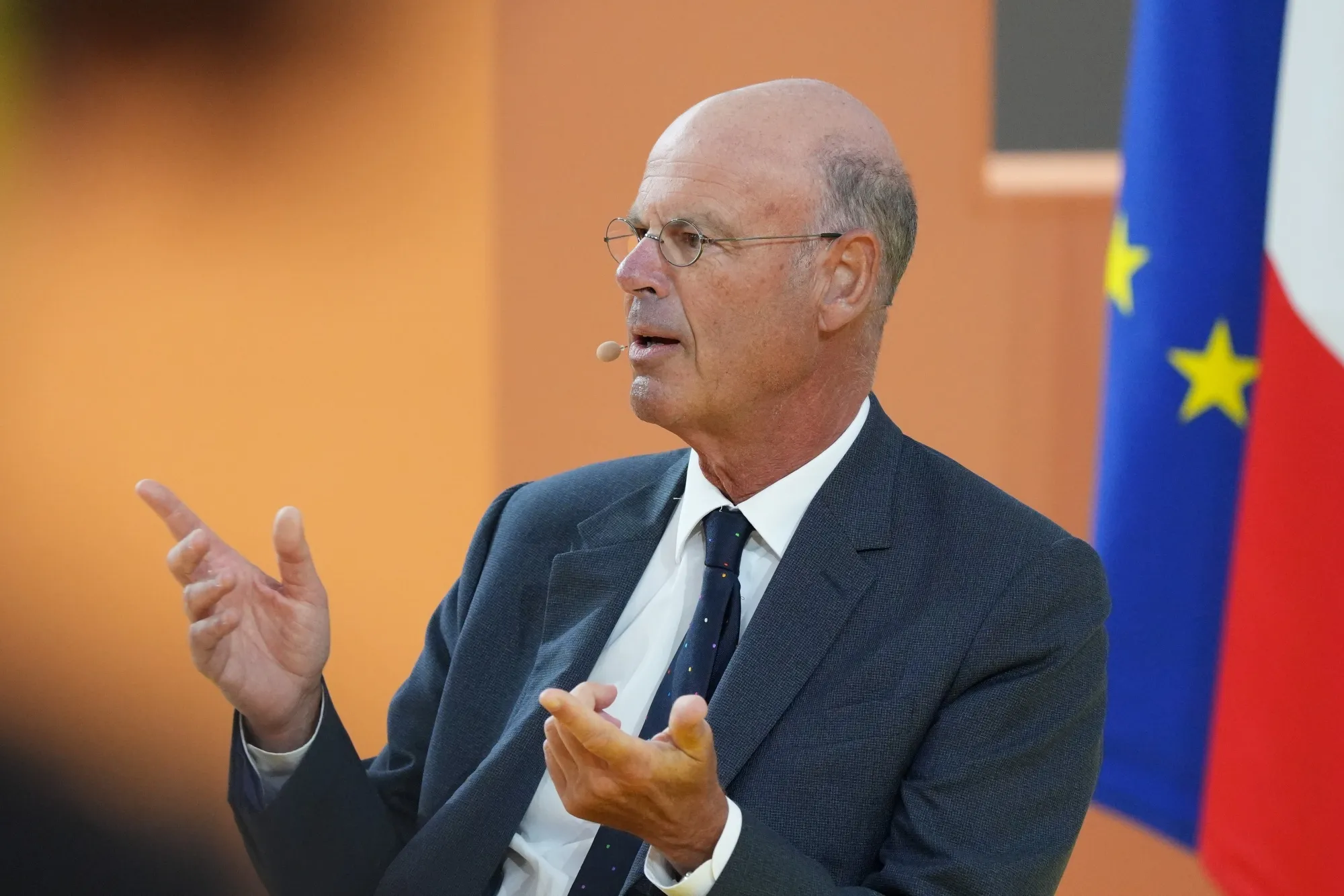 French Finance Chief Dismisses Crisis - Bloomberg