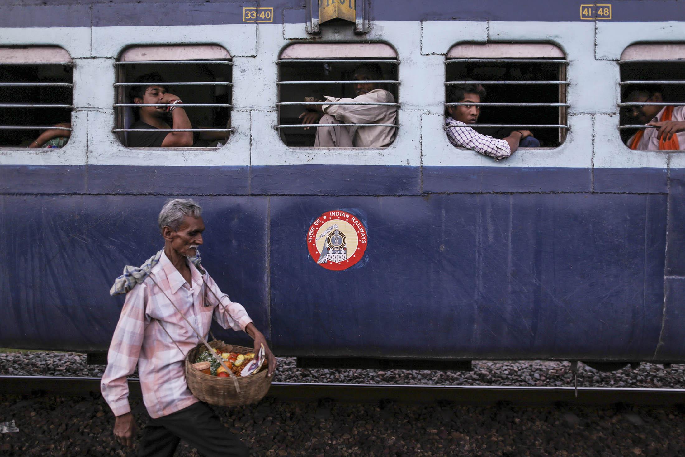 Зависимость от поезда. Indian Train вагон. Пассажирский поезд в Индии. Электричка в Индии. Поезд в Индии с людьми.