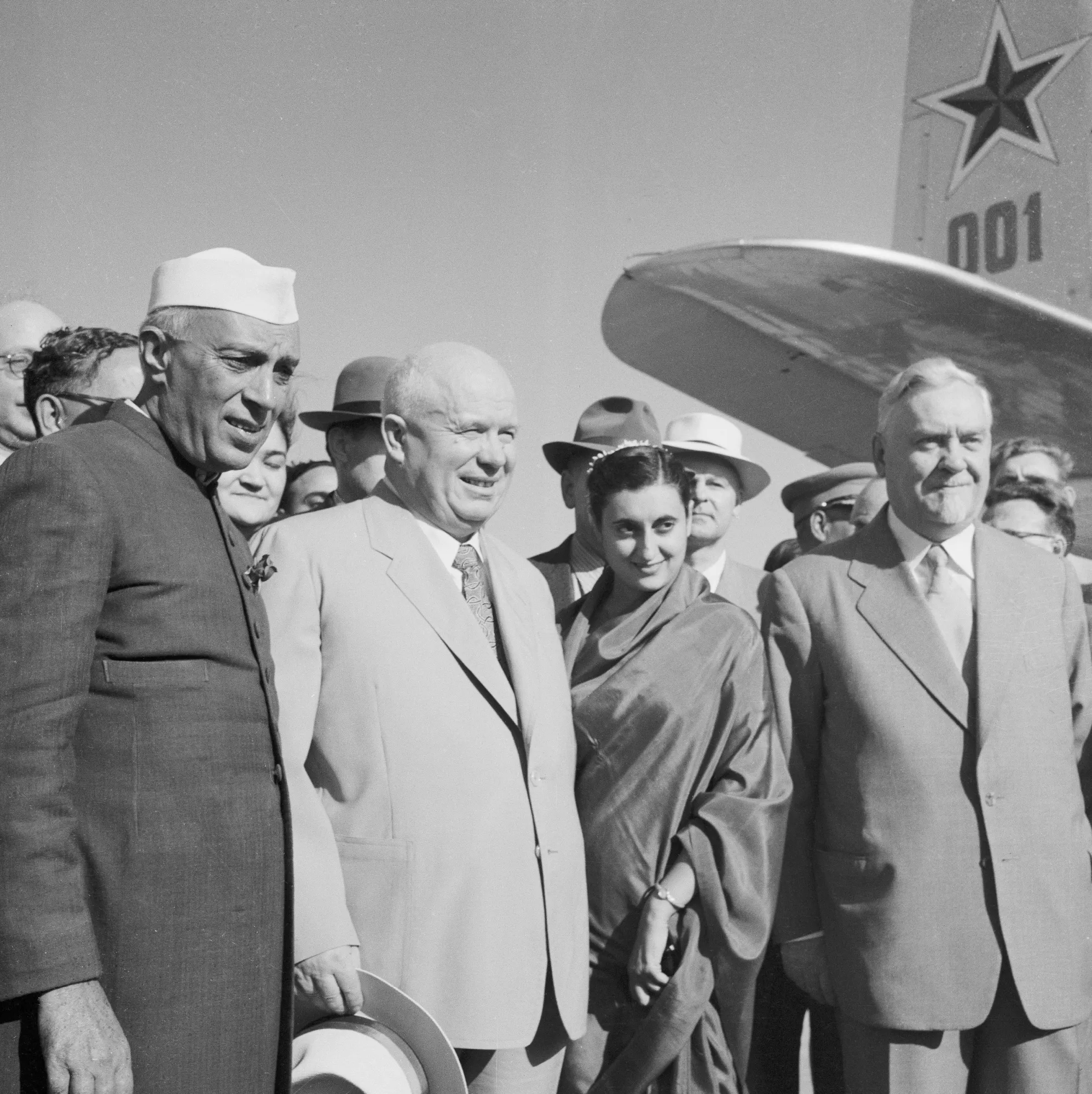 نخست وزیر هند جواهر لعل نهرو (سمت چپ) و دخترش ایندیرا گاندی (دومین نفر از سمت راست) از نیکیتا خروشچف، رهبر حزب کمونیست (دومین نفر از سمت چپ) و نیکلای بولگانین، نخست وزیر شوروی (سمت راست) در سال 1955 در دهلی نو استقبال می کنند.