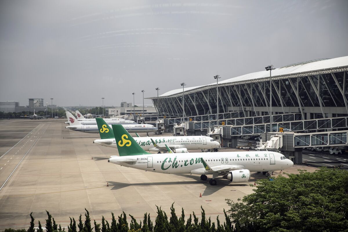 Budget Chinese Carrier Spring Airlines Is Said to Mull Hong Kong Listing