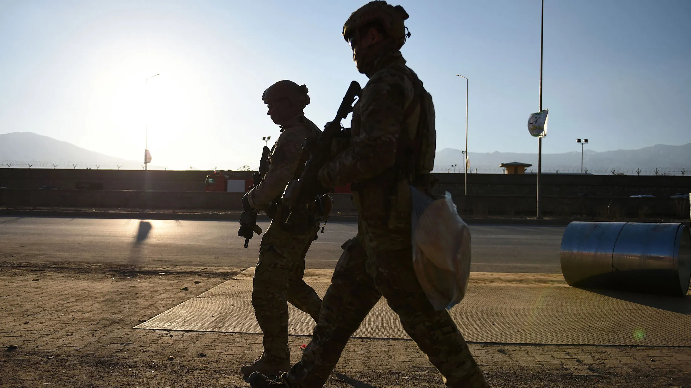 U.S. soldiers arrive at the site of a suicide car bombing that targeted an Afghan police district headquarters building in Kabul on March 1, 2017.

