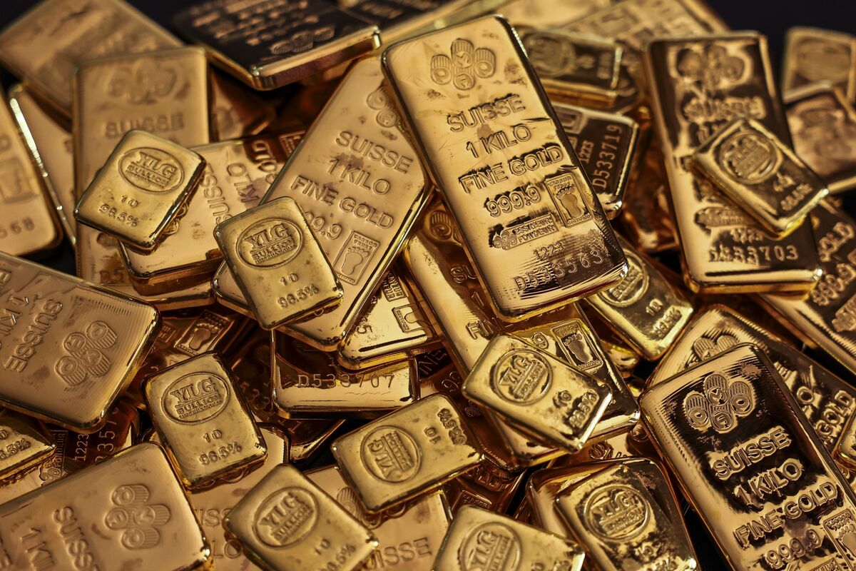 Vàng ổn định gần đỉnh lịch sử khi nhà đầu tư đánh giá triển vọng lãi suất của Fed và căng thẳng địa chính trị của Nga