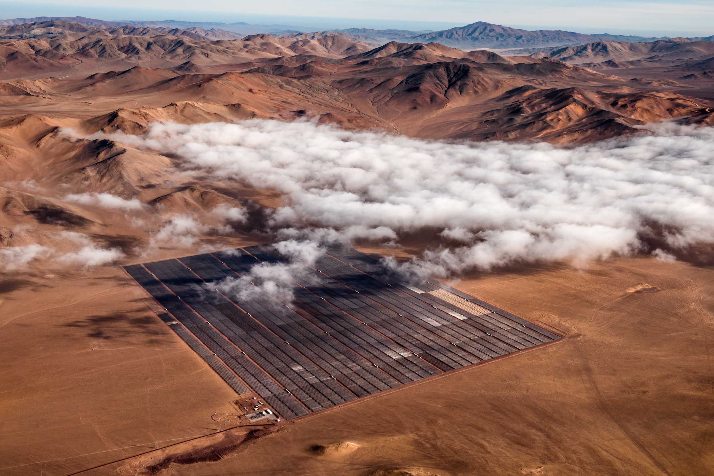 Amanecer Solar SpA built its photovoltaic plant in the Atacama Desert in a joint arrangement with mining company CAP Group. It mainly supplies the latter’s Cerro Negro Norte iron ore mine.