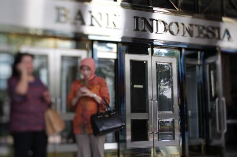 Indonesia Extends Pause in Rate Cuts as Inflation Risk Persists