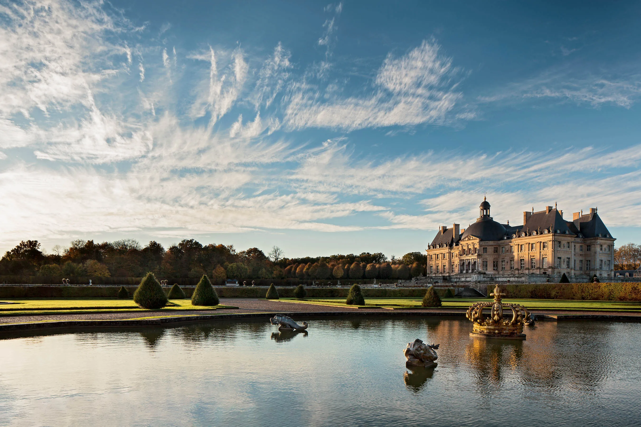 The southern front of the château, as seen from the so-called Bassin de la Couronne (crown pool), an explicit tribute to Louis XIV.