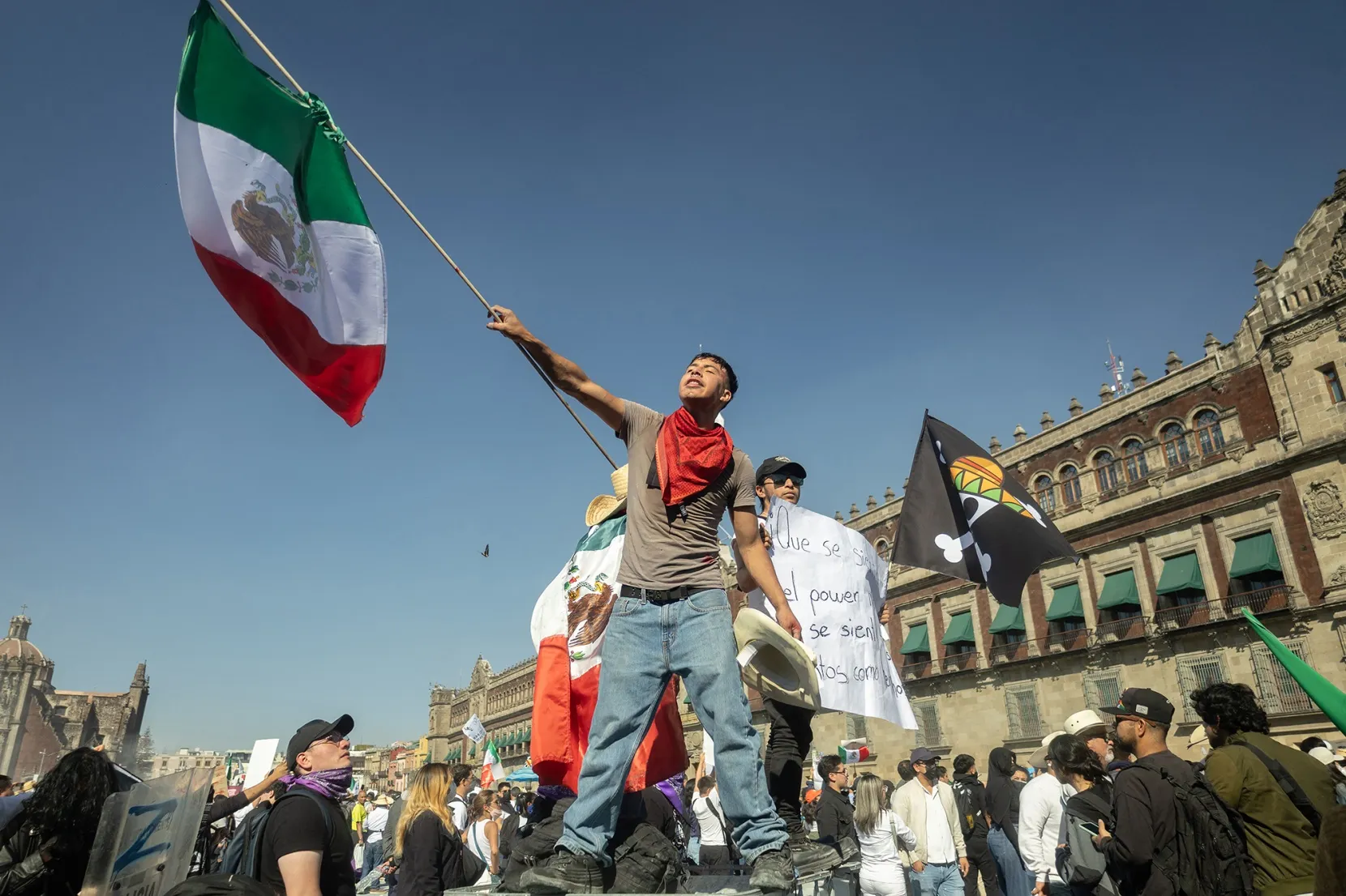 Un manifestante ondea una bandera mexicana durante una manifestación contra el gobierno en el Zócalo, en Ciudad de México el 15 de noviembre.