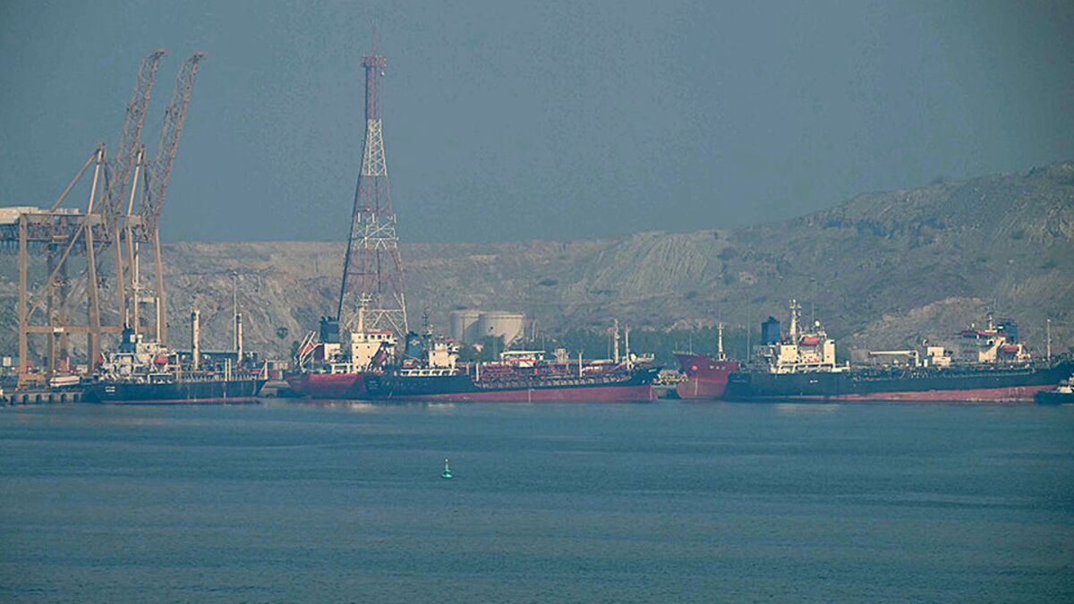 Fitch: Protracted Strait of Hormuz Closure 'Unlikely'