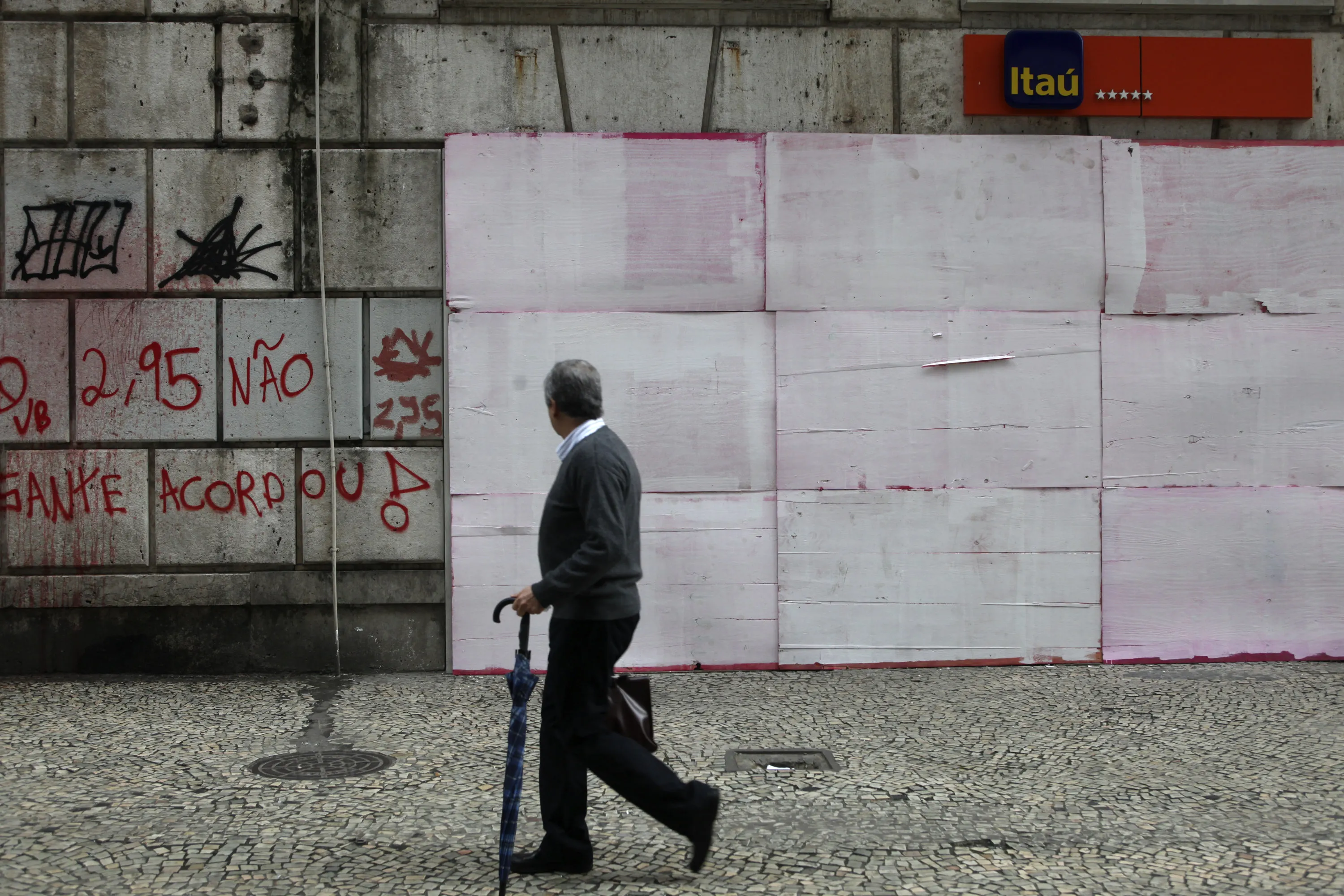 Looking over your shoulder is never a bad idea.&nbsp;Photographer: Dado Galdieri/Bloomberg