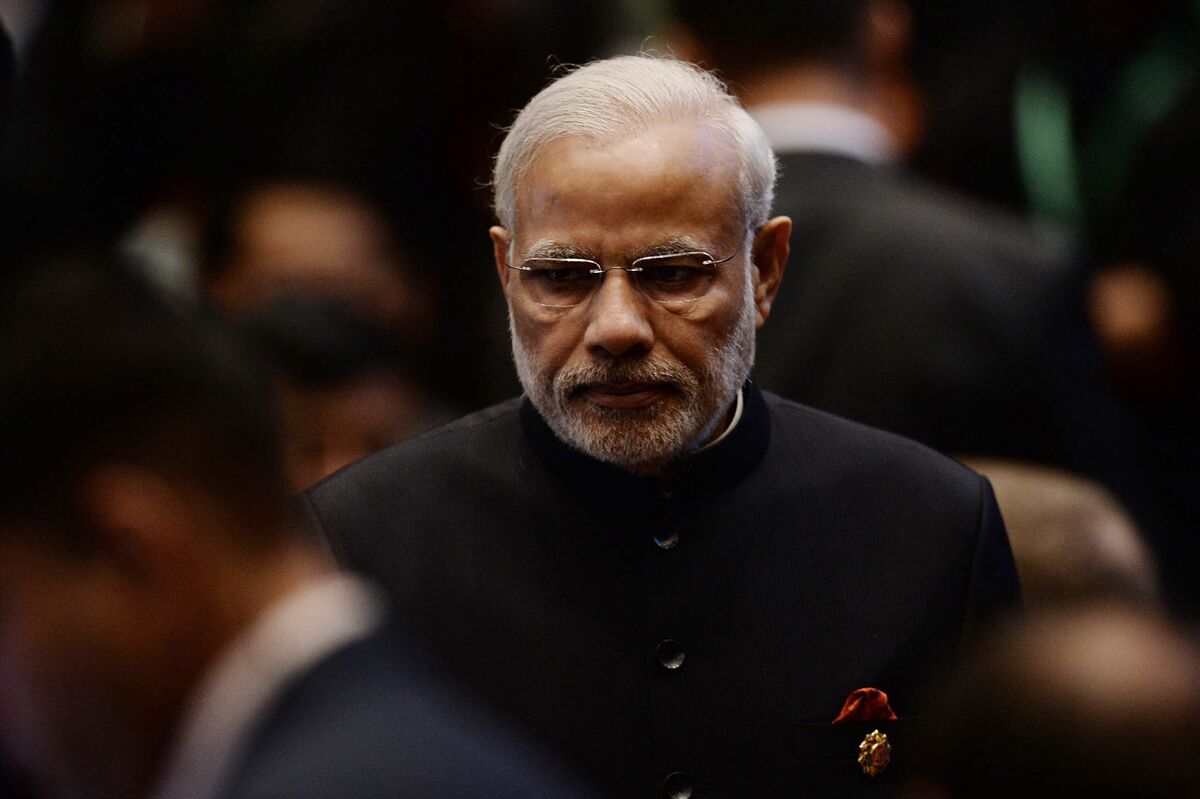 Did PM Narendra Modi Ignore His Security Guard Dying Of Heart