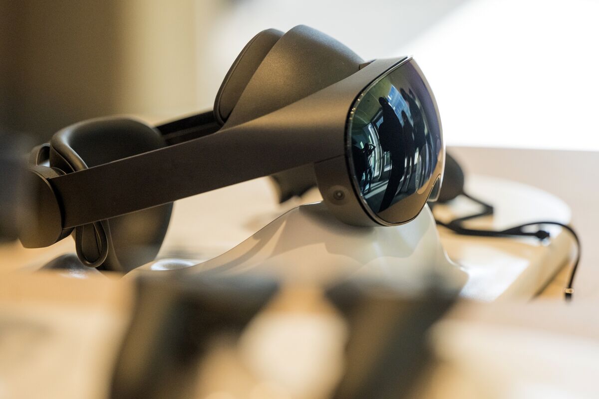 Apple verschiebt AR/VR-Brille, plant günstigeres Mixed-Reality-Headset (AAPL)