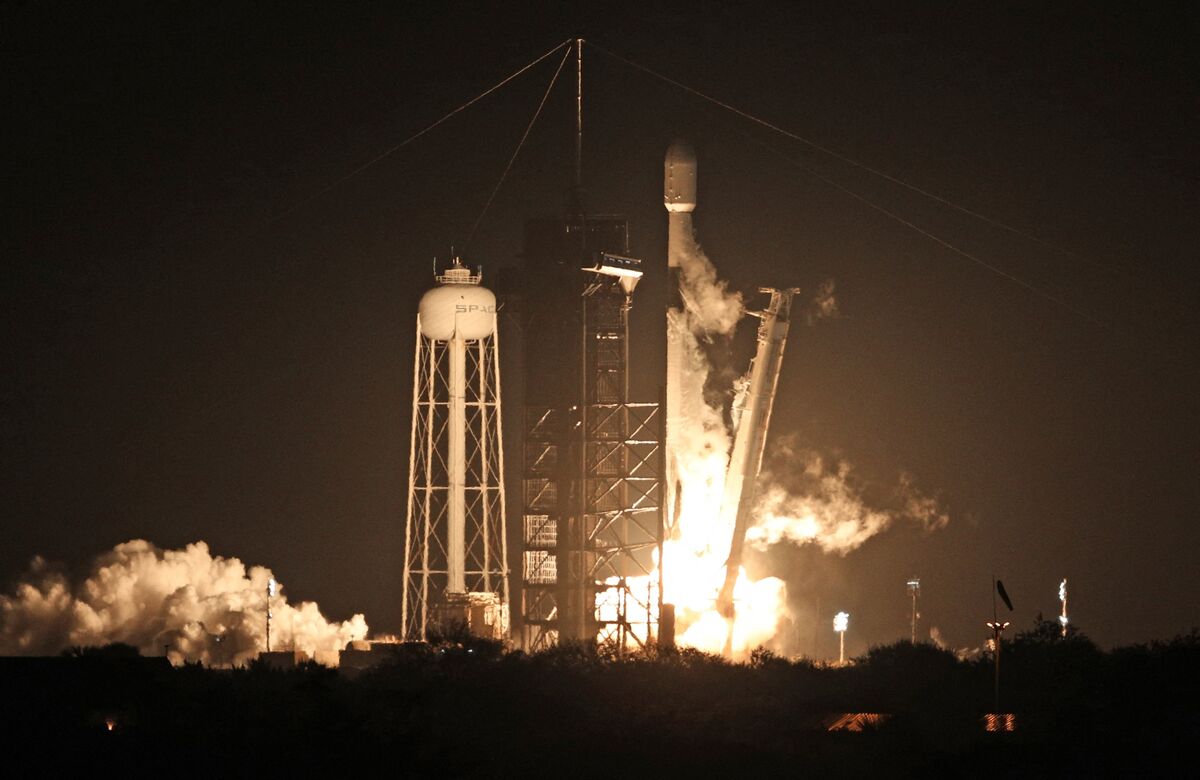 SpaceX Rocket Lifts Off With Intuitive Machines' Craft Bound for Moon ...