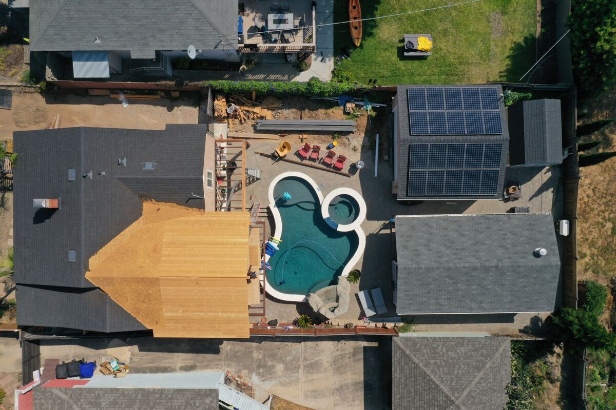 Pool Company Leslie’s Rises 28% After IPO Raises $680 Million - Bloomberg