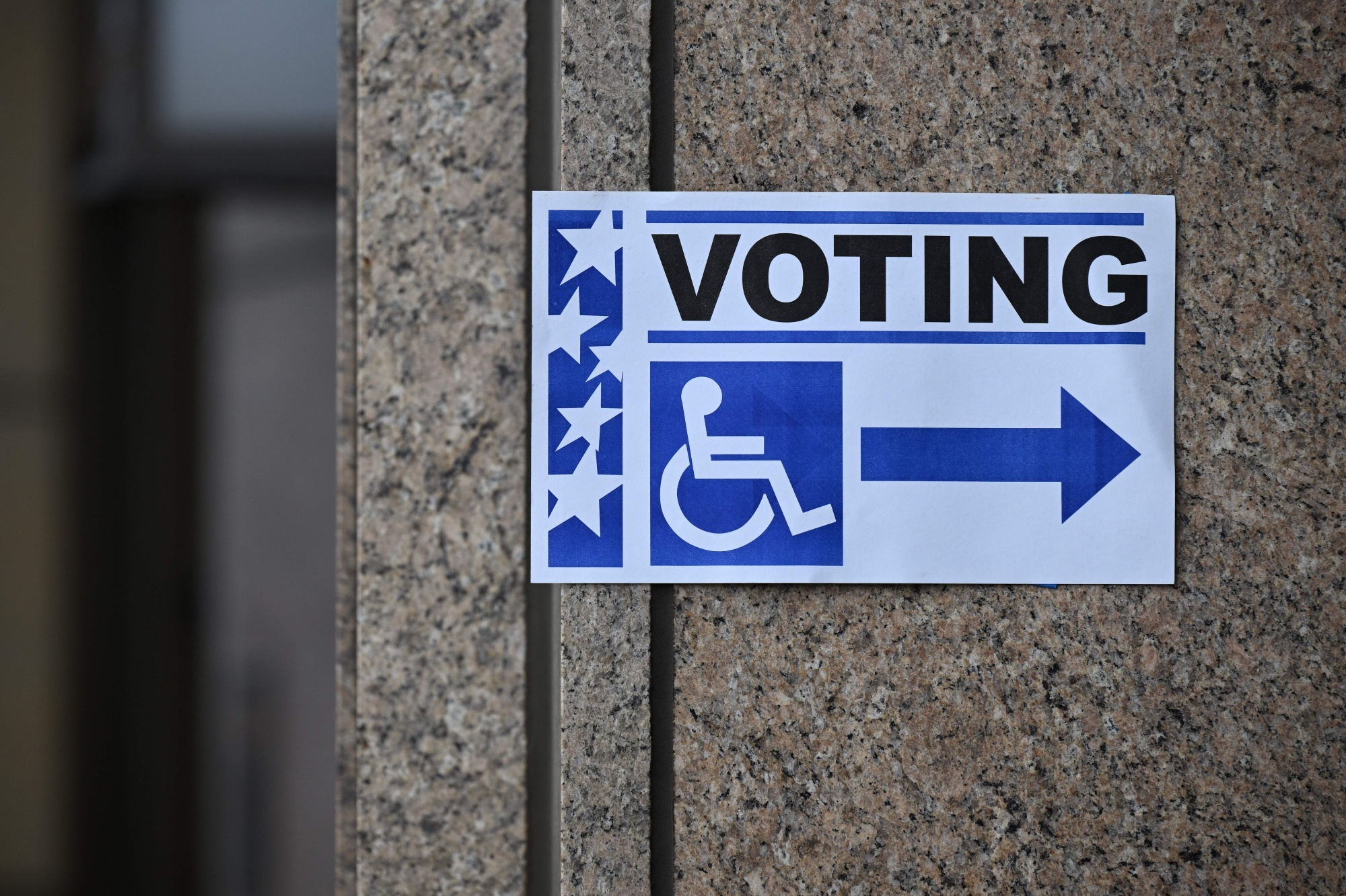 A sign points to a wheelchair accessible polling station in Los Angeles.