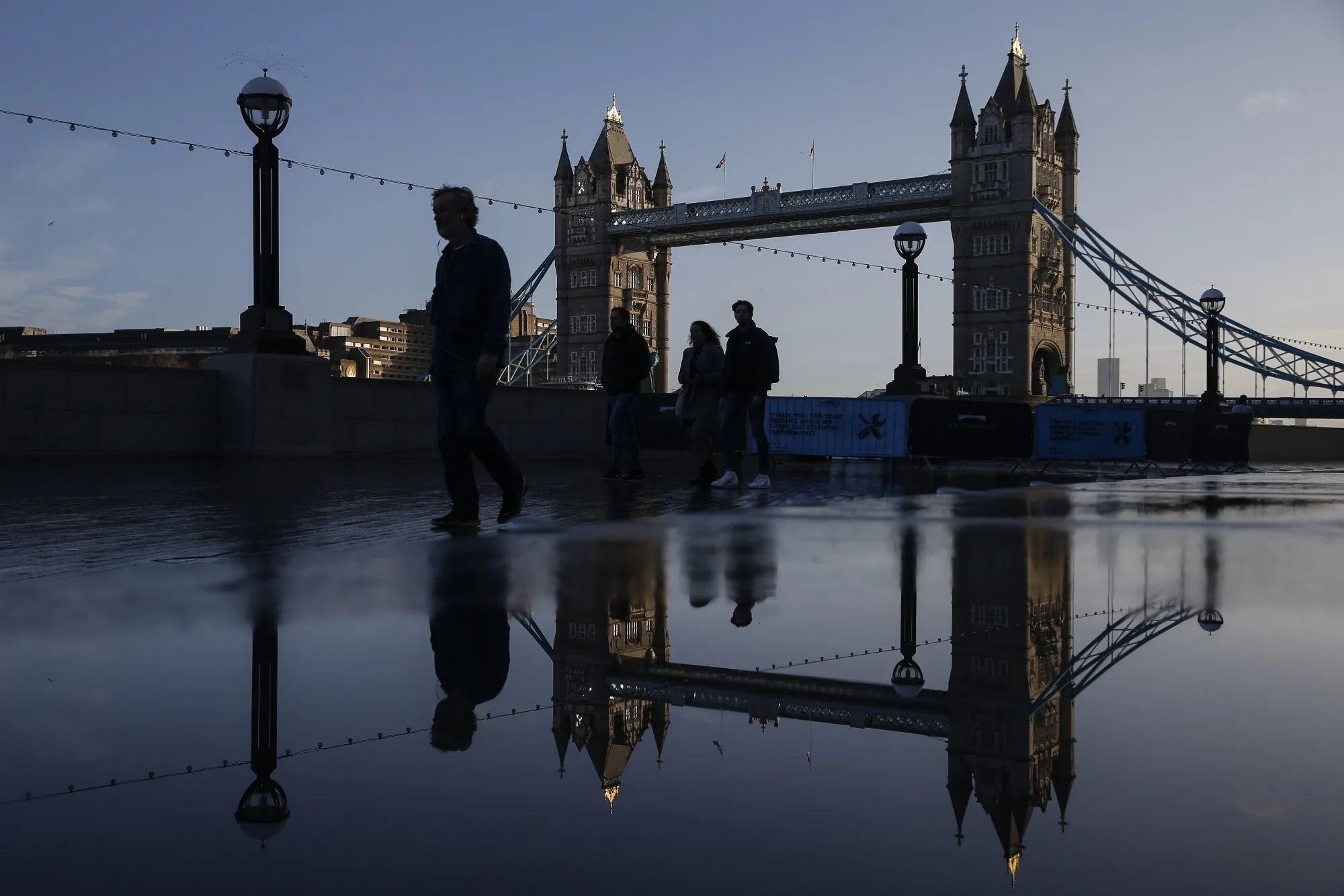 London Set for New Virus Curbs
