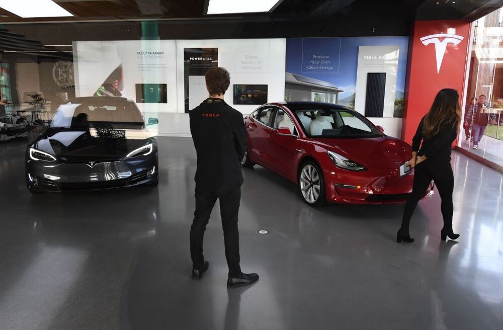 Tesla S Online Ing Shift Is A Bet On Millennials Bloomberg Tesla S Online Ing Is A Bet On Millennials