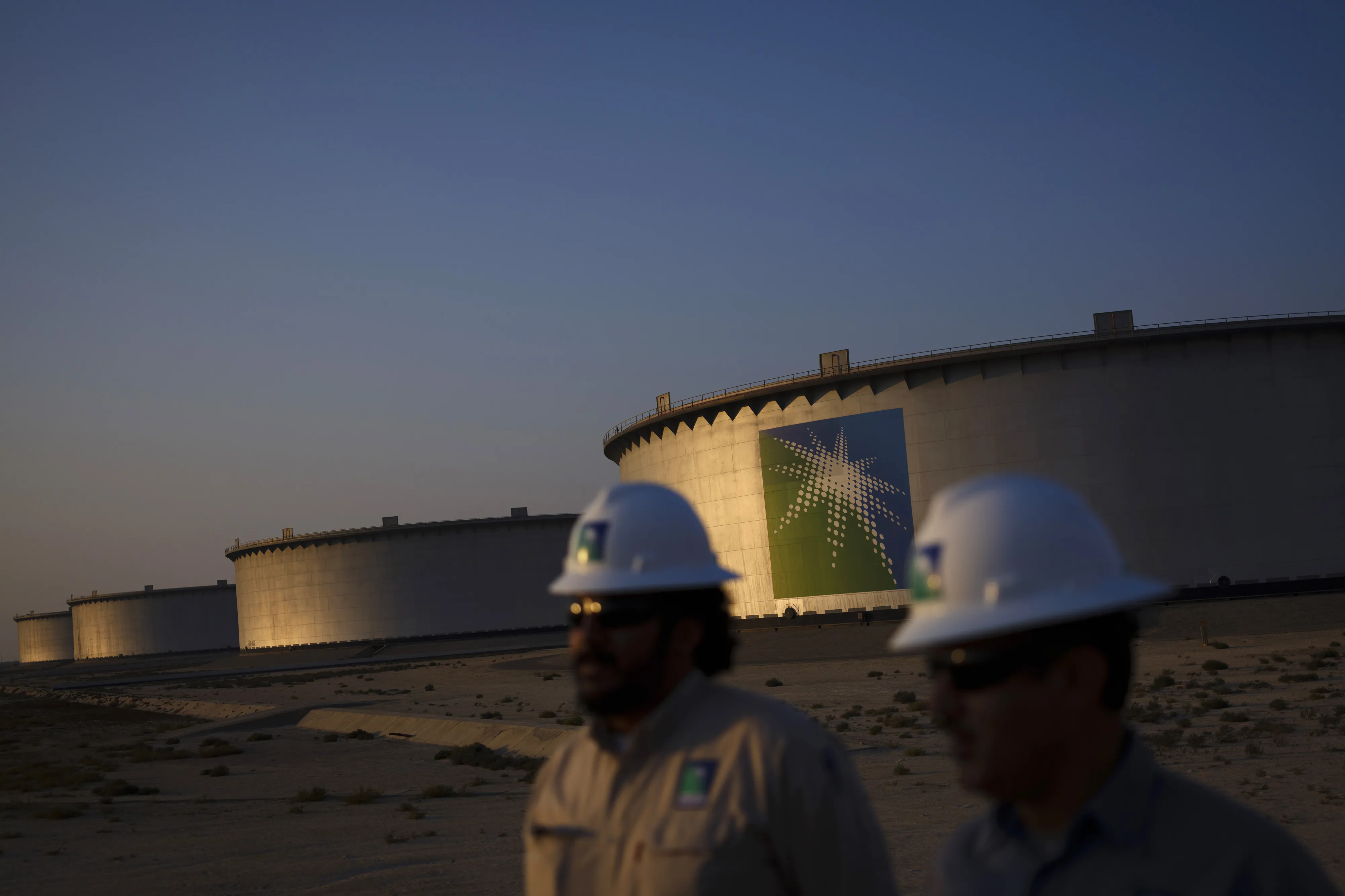 Oil’s Plunge Has Investors Cutting Their Bullish Bets