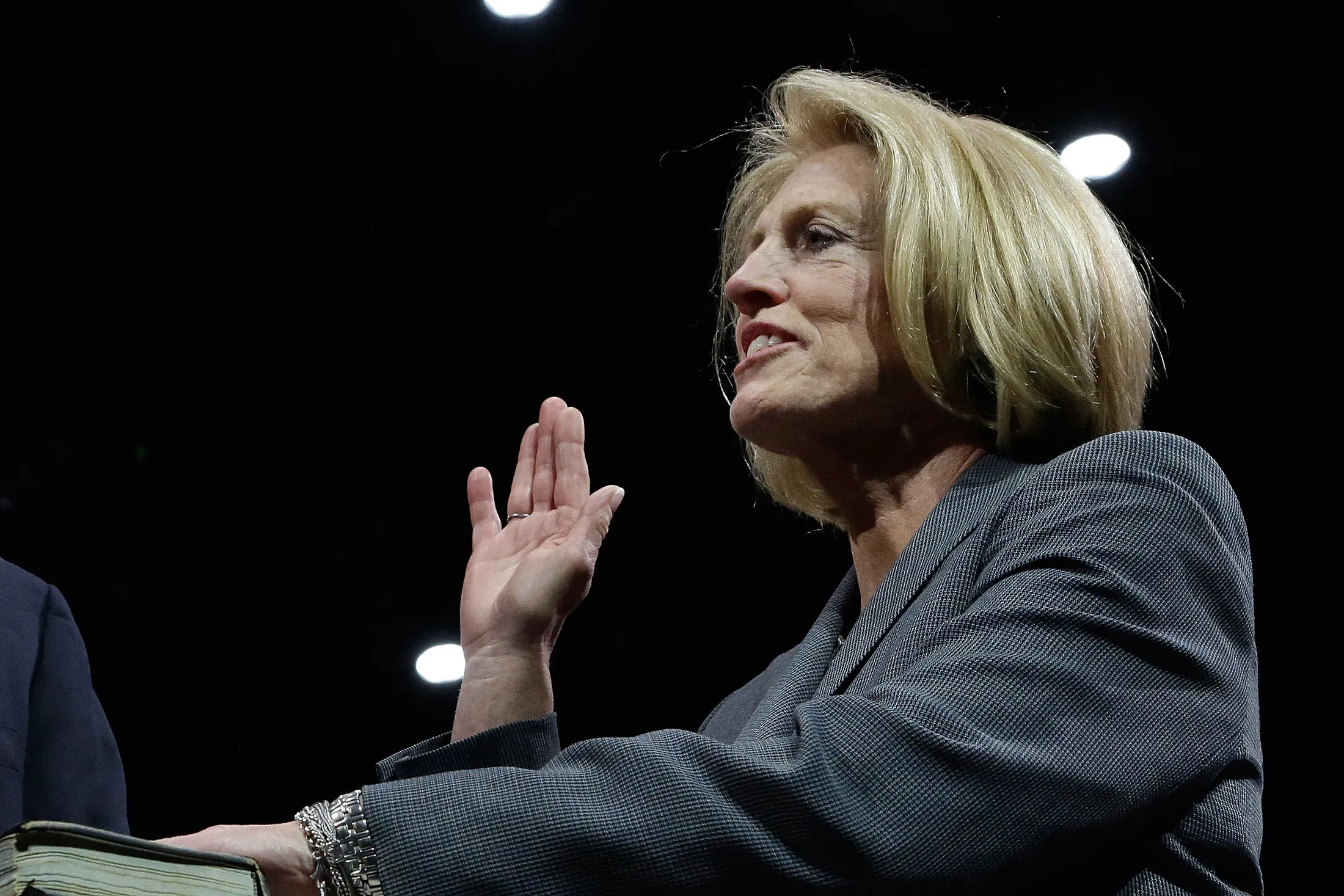 Leslie Munger takes the oath of office as Illinois’s comptroller on Jan. 12 in Springfield, Ill.
