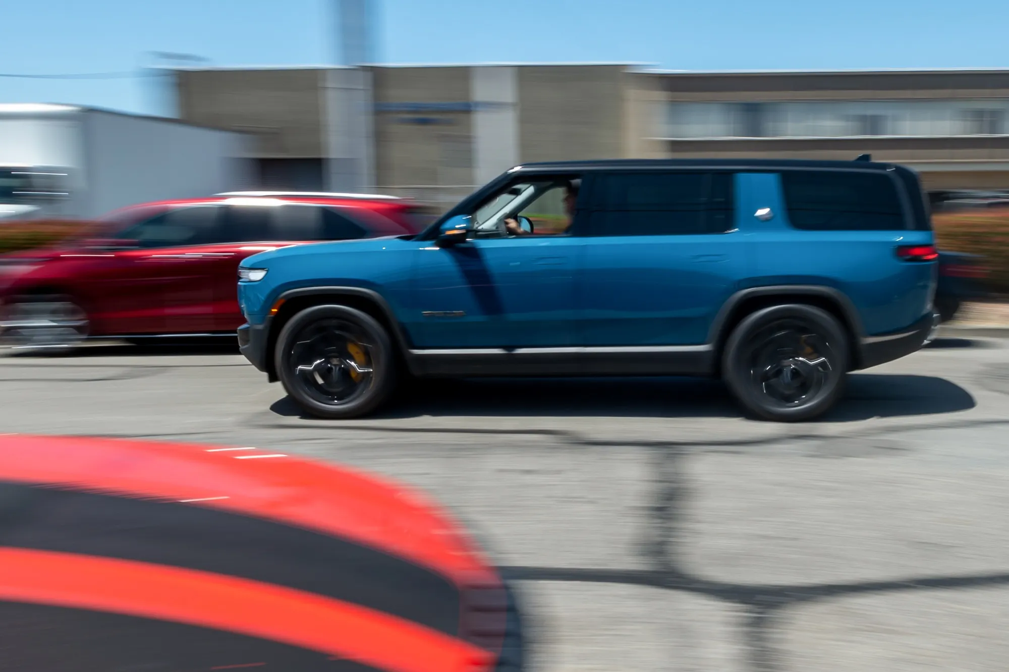 Một chiếc Rivian R1S trước một đại lý.