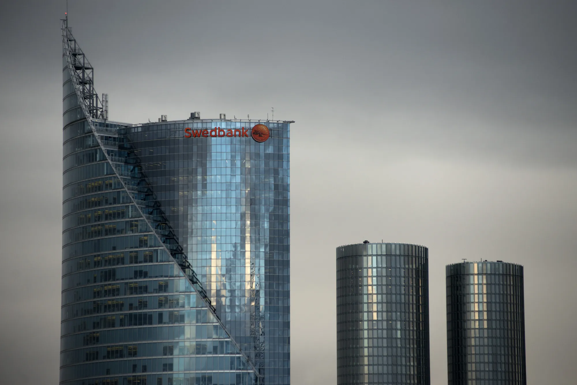 Swedbank Slashes Dividend as Baltic Dirty-Money Probes Drag On - Bloomberg