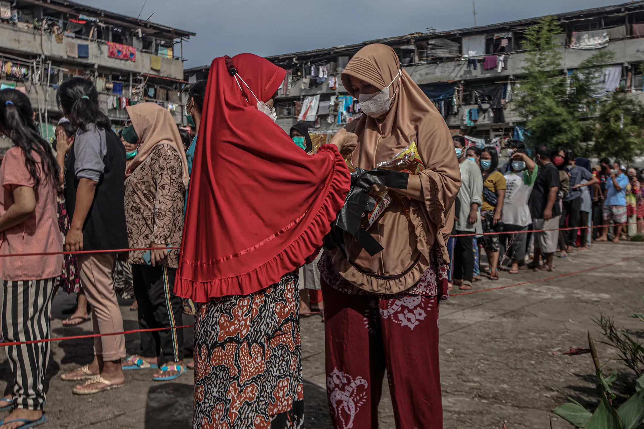 Hundreds of people line up to get cooking oils&nbsp;in Palembang, Indonesia on Feb.&nbsp;24, 2022.